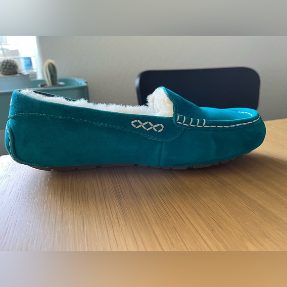 Ugg slippers size 7 - Picture 13 of 15